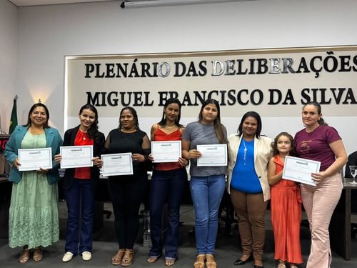 Câmara Municipal promoveu uma sessão solene especial em homenagem aos dedicados auxiliares de creche, e ao Secretario de Educação, Cultura e Esporte Daniel Berto pela organização da 4ª Fejutexas.