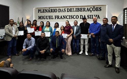 Câmara Municipal promoveu uma sessão solene especial em homenagem aos dedicados auxiliares de creche, e ao Secretario de Educação, Cultura e Esporte Daniel Berto pela organização da 4ª Fejutexas.