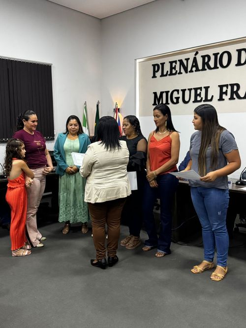 Câmara Municipal promoveu uma sessão solene especial em homenagem aos dedicados auxiliares de creche, e ao Secretario de Educação, Cultura e Esporte Daniel Berto pela organização da 4ª Fejutexas.