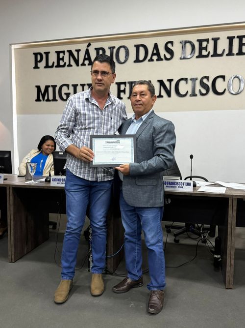 Câmara Municipal promoveu uma sessão solene especial em homenagem aos dedicados auxiliares de creche, e ao Secretario de Educação, Cultura e Esporte Daniel Berto pela organização da 4ª Fejutexas.