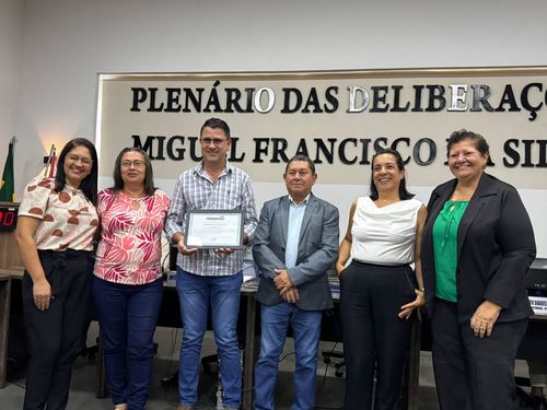 Câmara Municipal promoveu uma sessão solene especial em homenagem aos dedicados auxiliares de creche, e ao Secretario de Educação, Cultura e Esporte Daniel Berto pela organização da 4ª Fejutexas.