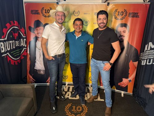 Câmara Municipal custeia show da dupla Antony e Gabriel em Taquarussu  Na noite do último sábado, 27 de dezembro, Taquarussu foi palco de mais uma grande atração cultural dentro das festividades de fim de ano. Em frente ao Paço Municipal, a população acompanhou apresentações de artistas locais e o show da dupla Antony e Gabriel.