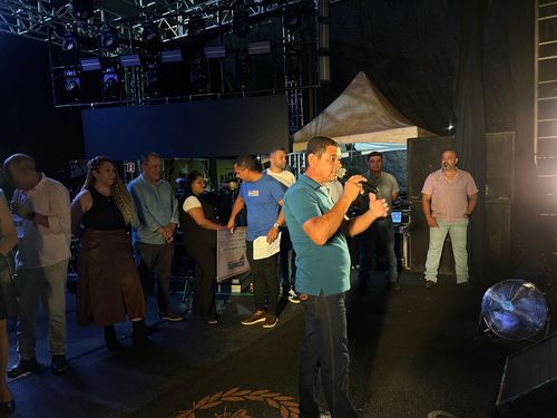 Câmara Municipal custeia show da dupla Antony e Gabriel em Taquarussu  Na noite do último sábado, 27 de dezembro, Taquarussu foi palco de mais uma grande atração cultural dentro das festividades de fim de ano. Em frente ao Paço Municipal, a população acompanhou apresentações de artistas locais e o show da dupla Antony e Gabriel.