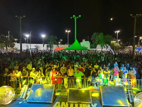 Câmara Municipal custeia show da dupla Antony e Gabriel em Taquarussu  Na noite do último sábado, 27 de dezembro, Taquarussu foi palco de mais uma grande atração cultural dentro das festividades de fim de ano. Em frente ao Paço Municipal, a população acompanhou apresentações de artistas locais e o show da dupla Antony e Gabriel.