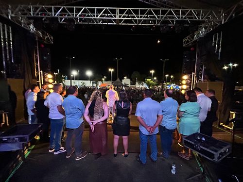 Câmara Municipal custeia show da dupla Antony e Gabriel em Taquarussu  Na noite do último sábado, 27 de dezembro, Taquarussu foi palco de mais uma grande atração cultural dentro das festividades de fim de ano. Em frente ao Paço Municipal, a população acompanhou apresentações de artistas locais e o show da dupla Antony e Gabriel.